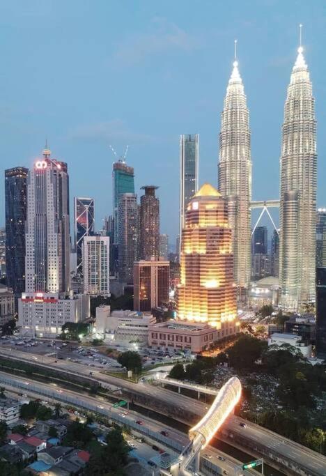 شقة Legasi At Kampong Bahru With Full Kl View, 10Min Walk Train Station & Klcc كوالالمبور المظهر الخارجي الصورة