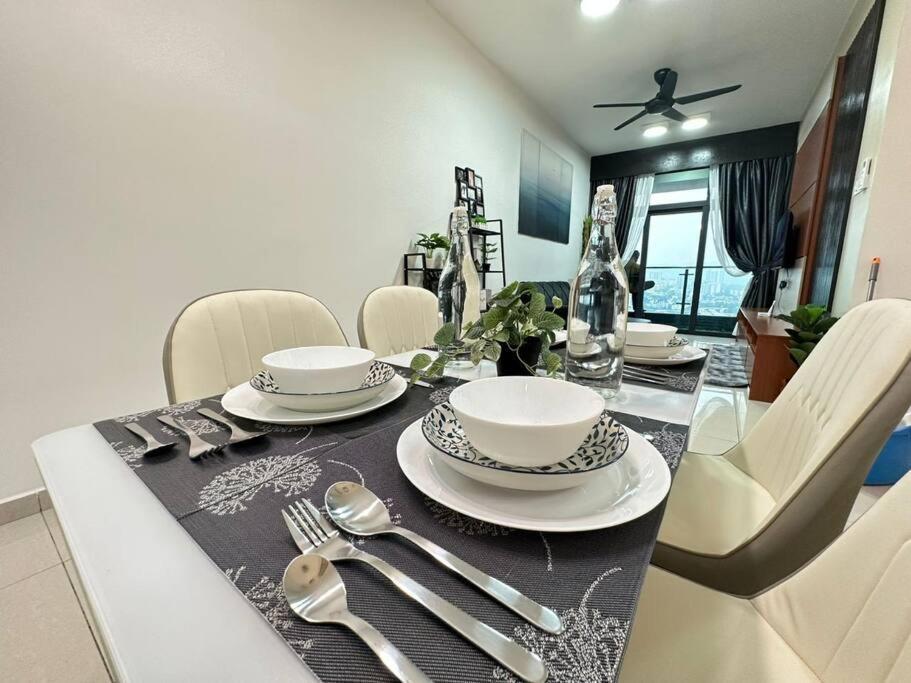 شقة Legasi At Kampong Bahru With Full Kl View, 10Min Walk Train Station & Klcc كوالالمبور المظهر الخارجي الصورة